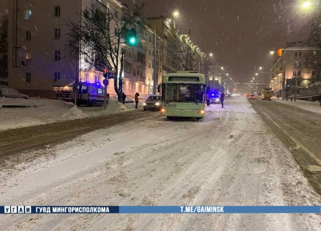 Водитель троллейбуса врезалась в столб в Минске
