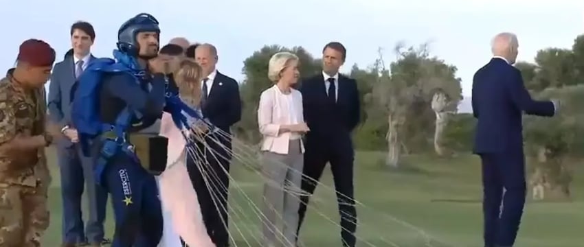 Смотрите: Байден уходит перед фотографией G7, Премьер-Министр Италии провожает Его обратно