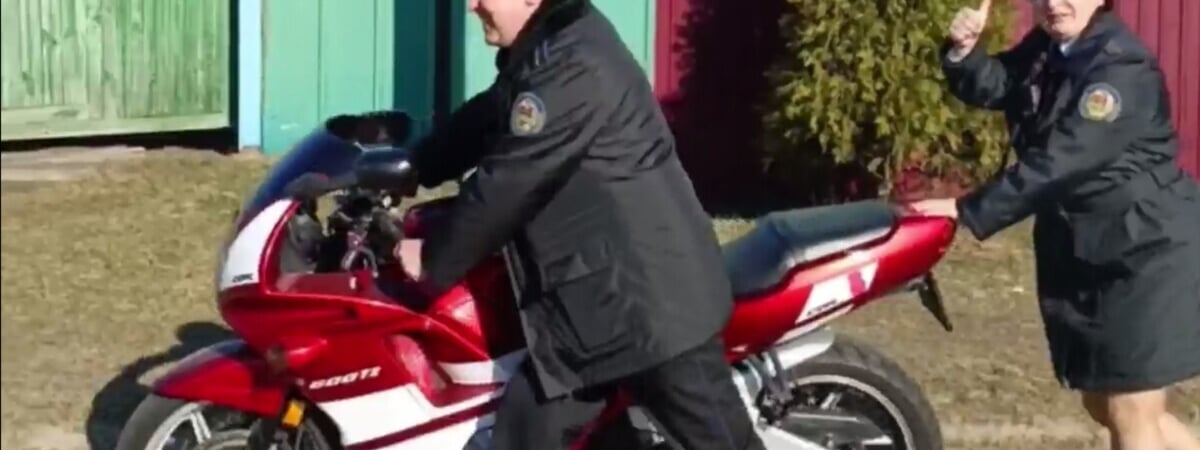 «Наша служба и опасна, и трудна» — Гомельские юристы показали, как ОПИ «арестовывает» мотоцикл у должника — Видео