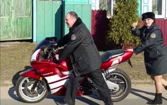 «Наша служба и опасна, и трудна» — Гомельские юристы показали, как ОПИ «арестовывает» мотоцикл у должника — Видео