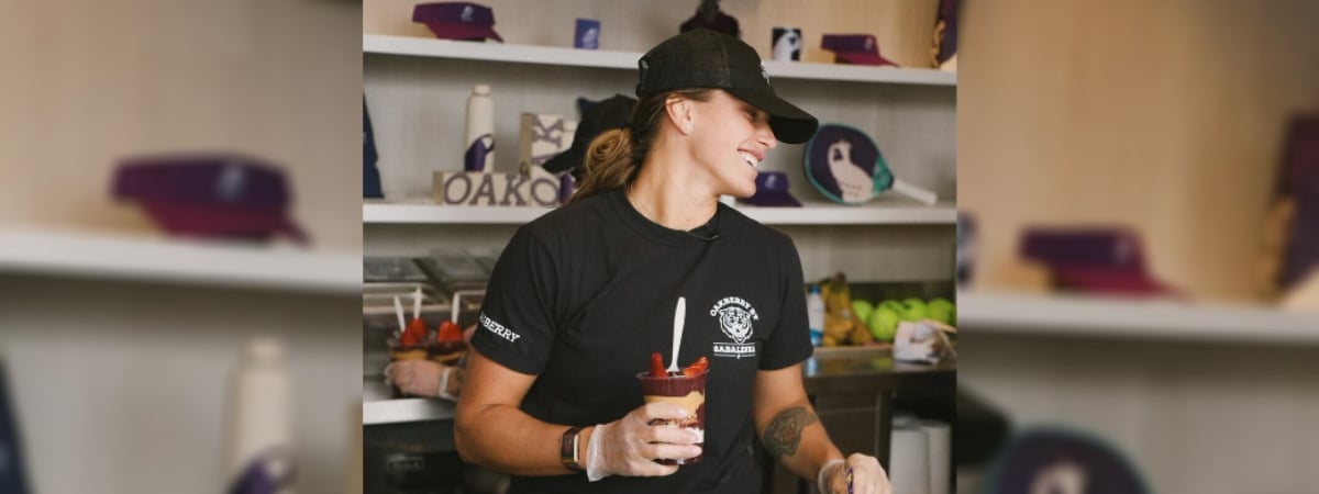 «Это провал» — Соболенко поработала продавцом «под прикрытием» в кафе своего бойфренда — Видео