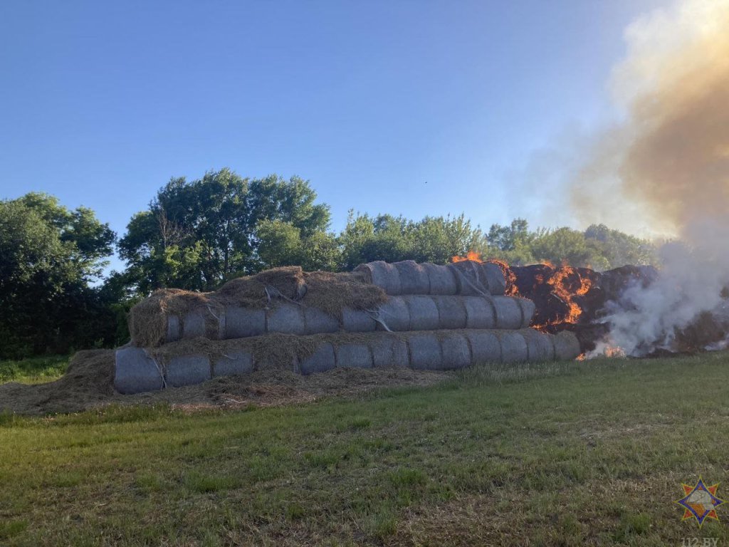 Более 100 тонн соломы спасли на пожаре в Бресте