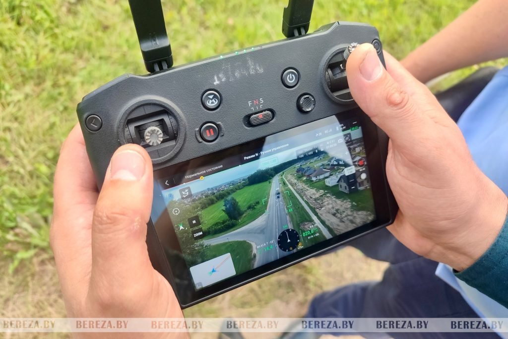 Сотрудники ГАИ и МЧС выявляют нарушителей с помощью дрона