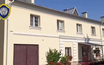 В Гродно из окна второго этажа выпала годовалая девочка