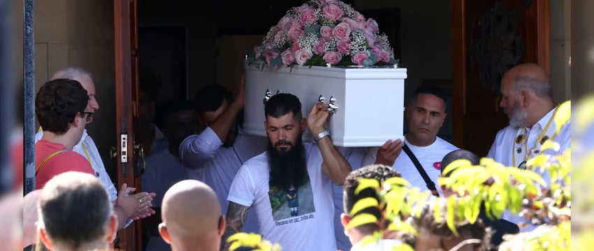 "Она была полна любви": родители оплакивают 9-летнюю дочь, убитую в результате поножовщины в Великобритании.