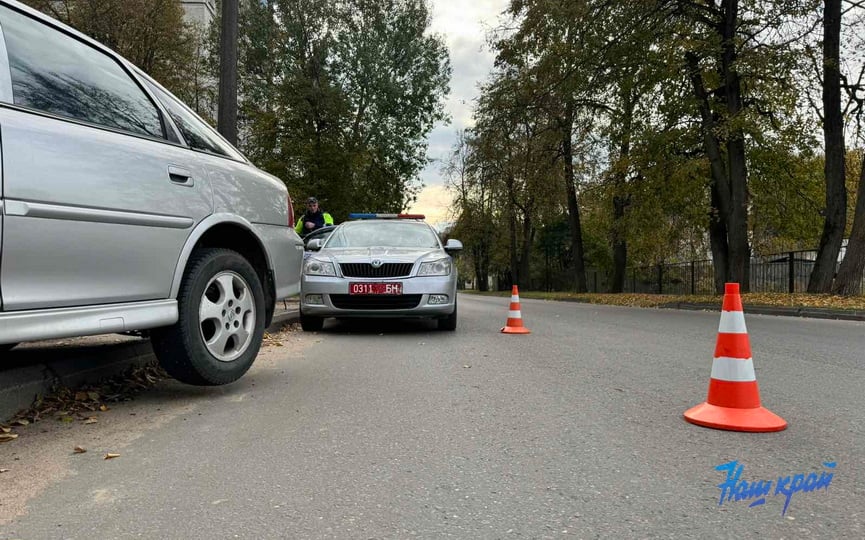 В Барановичах машина снесла ограждение старого кладбища