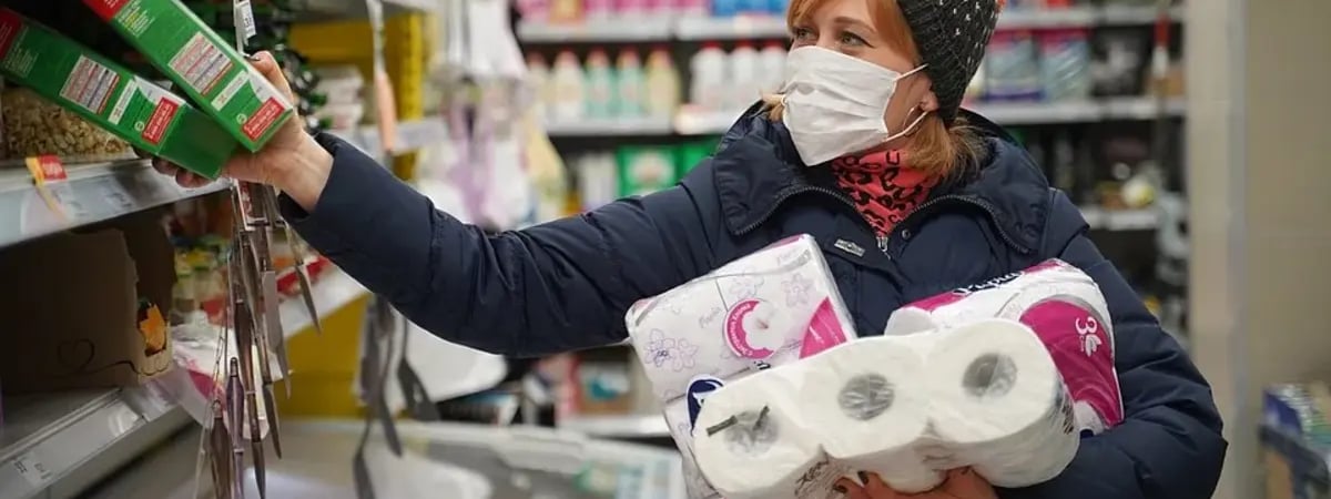 До 60%. Торговые сети предложили белорусам «убойные скидки» на шпикачки, грудинку, сыр, масло, торты и не только — Фото