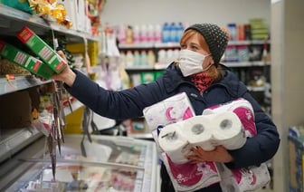 До 60%. Торговые сети предложили белорусам «убойные скидки» на шпикачки, грудинку, сыр, масло, торты и не только — Фото