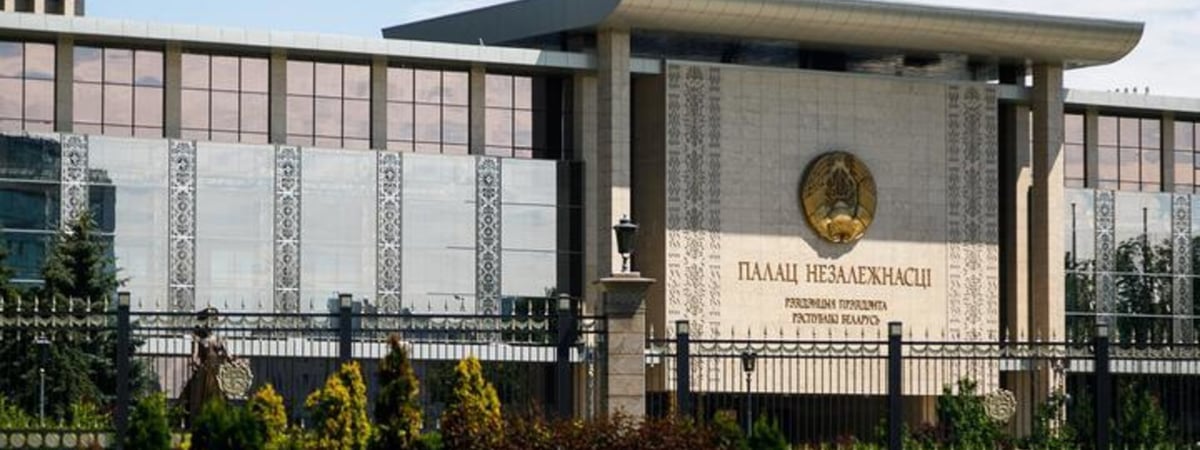 «Вооруженные люди вдоль дороги направляют оружие на проходящий мимо транспорт». У Дворца независимости заметили пожарных, скорые и людей в форме