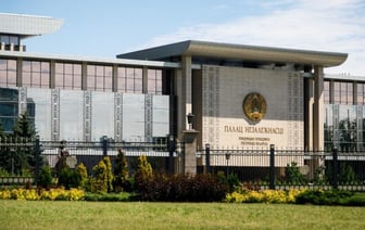 «Вооруженные люди вдоль дороги направляют оружие на проходящий мимо транспорт». У Дворца независимости заметили пожарных, скорые и людей в форме