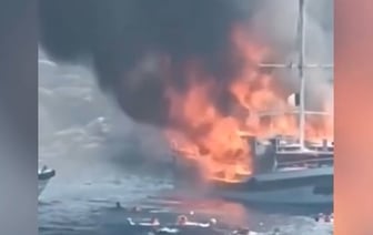 Люди прыгали в море - пожар случился на яхте у курорта Мармарис