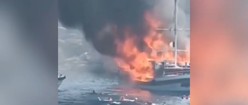 Люди прыгали в море - пожар случился на яхте у курорта Мармарис