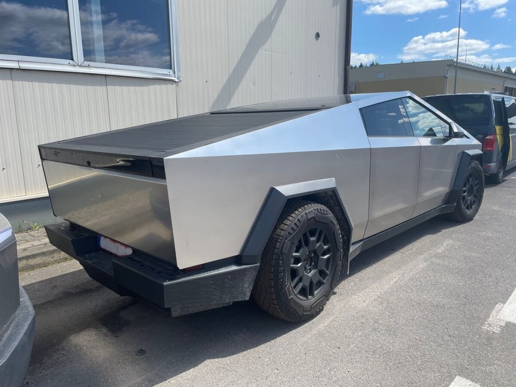 Два Tesla Cybertruck не смогли попасть в Беларусь из Литвы. Вот в чём дело