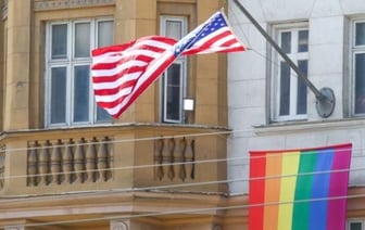 ЛГБТК-флаги запретят вывешивать над посольствами в США