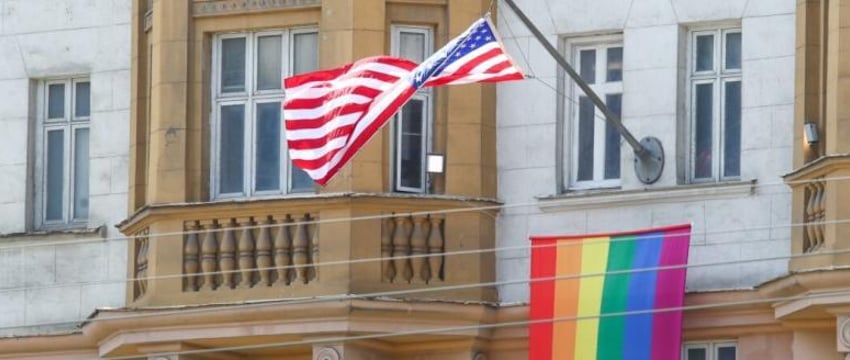 ЛГБТК-флаги запретят вывешивать над посольствами в США