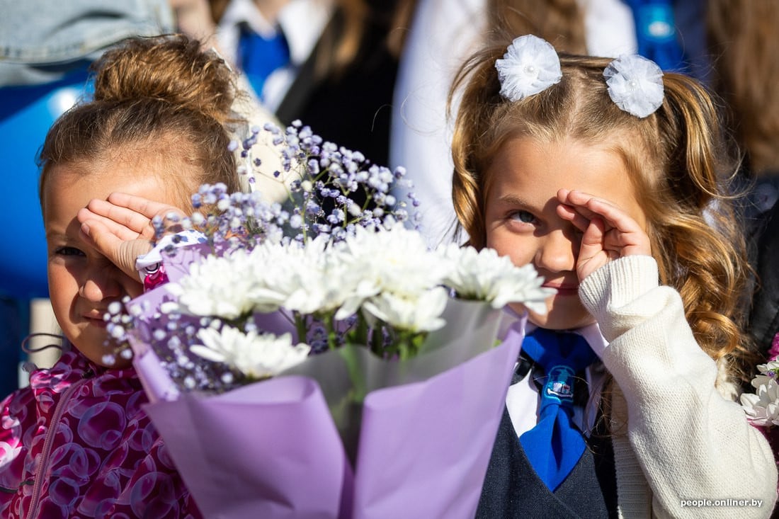 «Дома заняты все вазы, кувшины и банки». Как учителя относятся к такому количеству подаренных букетов?