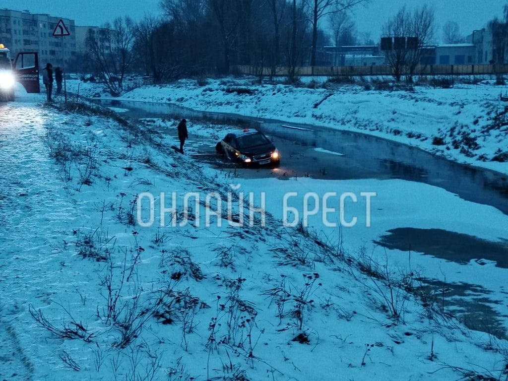 В Кобрине такси съехало в канаву. Появились подробности