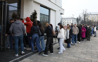 Минчане выстроились в очередь за квартирами в новостройке ЖК. По чем «квадрат»? — Фото