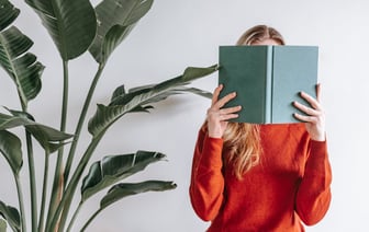 В TikTok расходится видео с купанием аиста в озере. Ролик собирает и просмотры, и позитивные комментарии