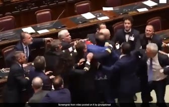 Смотрите: Депутаты Дерутся Друг С Другом В Парламенте Италии В Преддверии Саммита G7