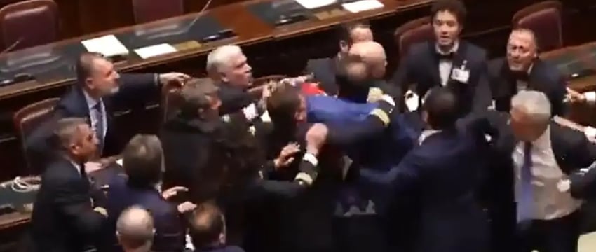 Смотрите: Депутаты Дерутся Друг С Другом В Парламенте Италии В Преддверии Саммита G7