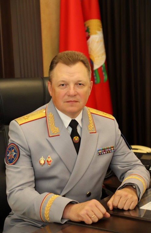 Сотрудники МЧС экстремально поздравили женщин с 8 марта
