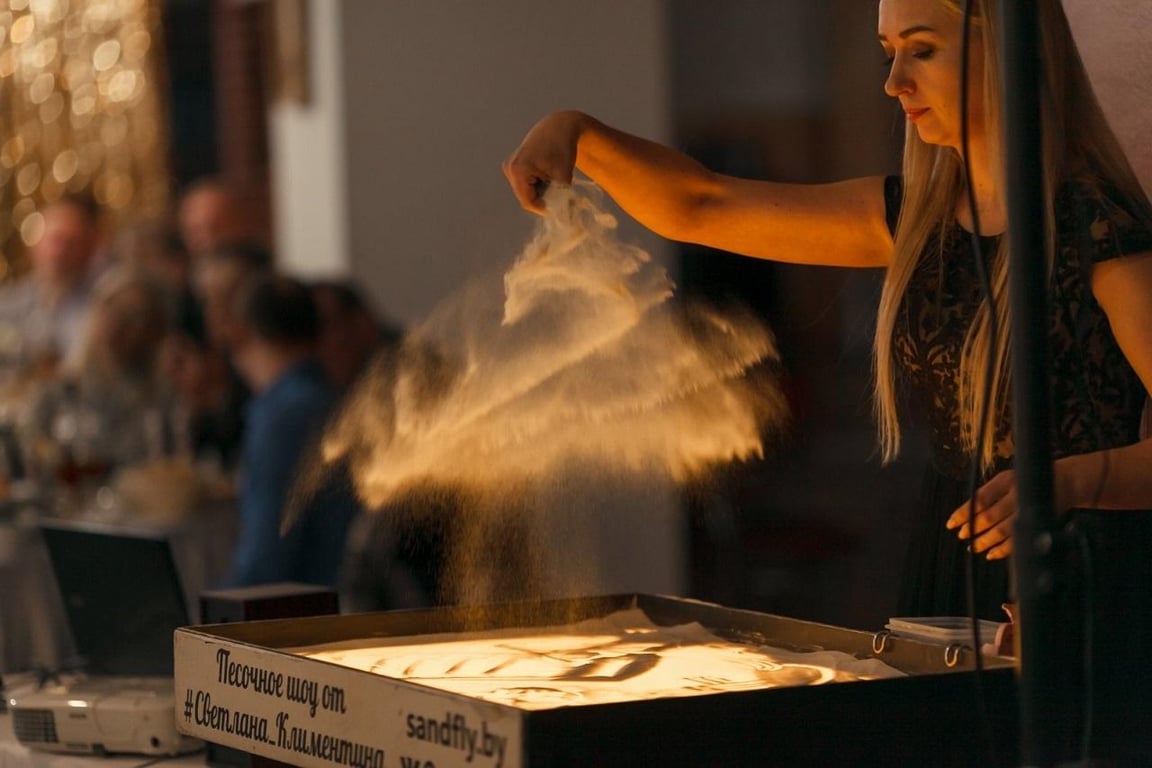 Ушла из найма, чтобы устраивать зрелищные шоу с песком. Вот как белоруска развивает необычный бизнес