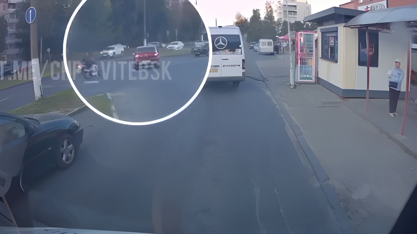 Байкер въехал в легковушку на улице Чкалова в Витебске. Кадр с видеорегистратора
