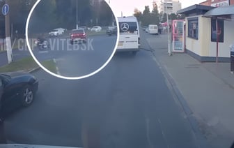 Байкер въехал в легковушку на улице Чкалова в Витебске. Видео