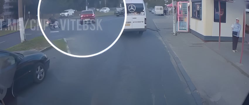 Байкер въехал в легковушку на улице Чкалова в Витебске. Видео