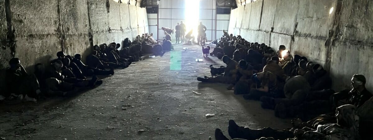 ВСУ заявили, что в Курской области им в плен сдались сразу 100 российских военных — Видео