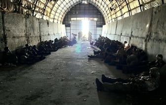 ВСУ заявили, что в Курской области им в плен сдались сразу 100 российских военных — Видео