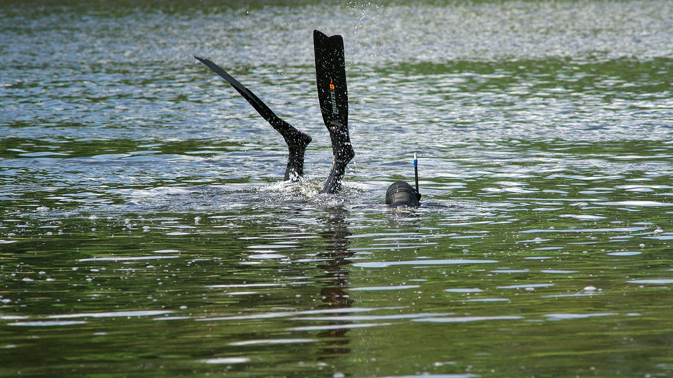 Водолазы ОСВОД, аквалангисты и спасатели ведут поиск утонувшего, 2011 год. Фото Сергея Серебро