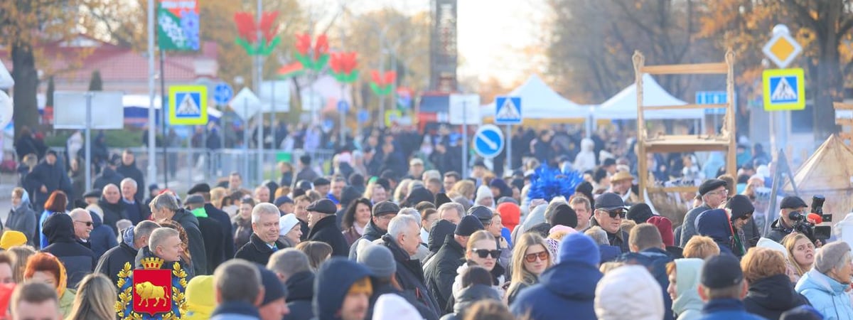 В Мостах проходят «Дожинки» — на празднике побывал Александр Лукашенко
