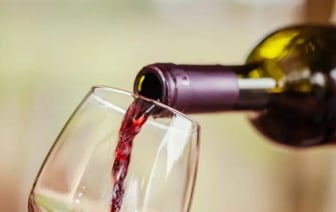 Врач рассказал, какой алкоголь меньше всего вредит желудку