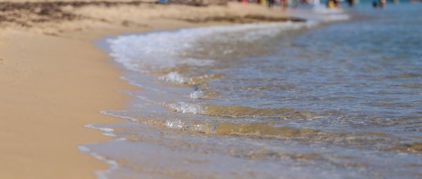 Судно со 130 людьми перевернулось у берегов Туниса