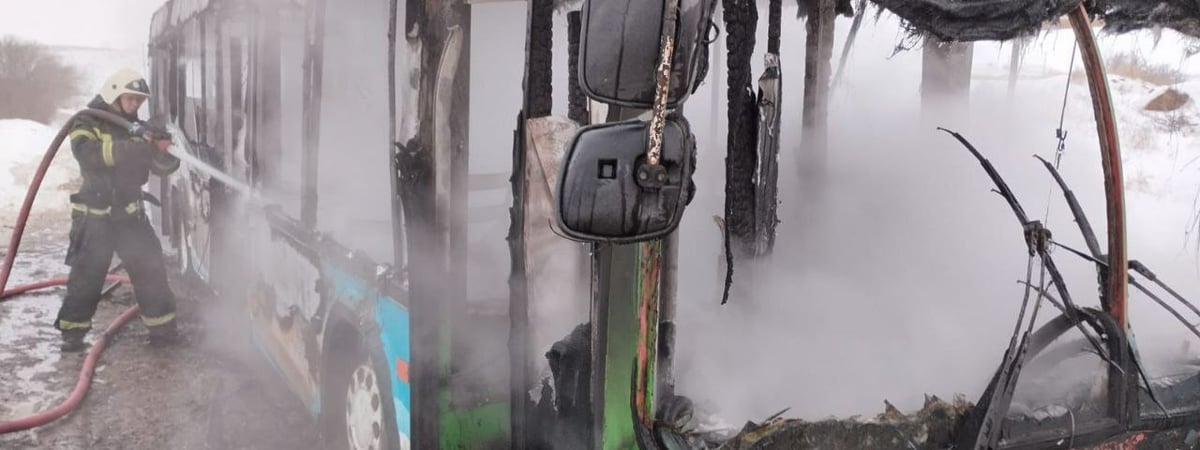 В России сгорел ещё один городской автобус МАЗ — Видео