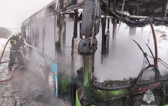 В России сгорел ещё один городской автобус МАЗ — Видео