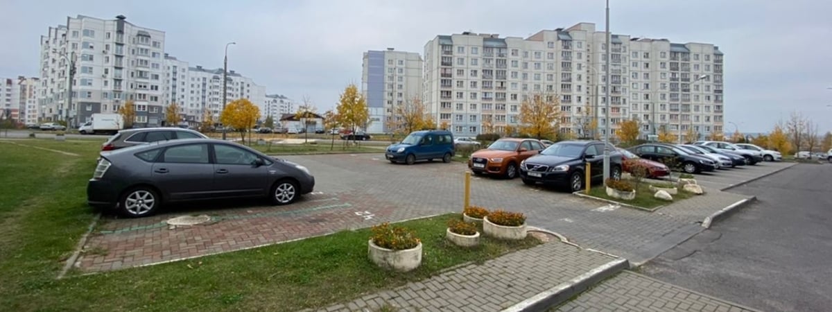 Можно ли купить место на парковке во дворе многоэтажки? Юрист ответил белорусам — Полезно