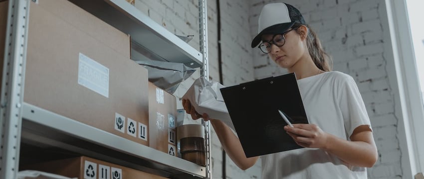 16-летний курьер мошенников забрал у минской пенсионерки 760 тыс евро и более 5 тыс долларов. Его задержали