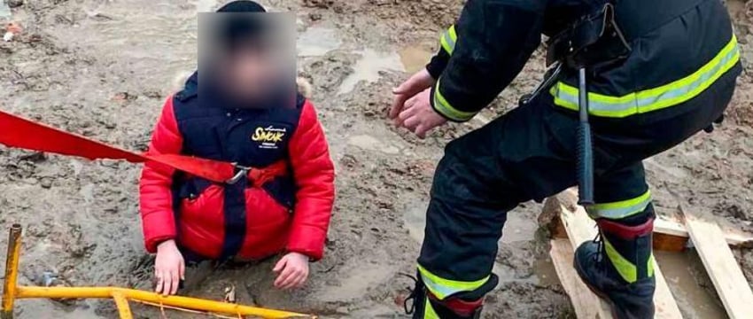 Школьник попал в грязевую ловушку, выручать пришлось спасателям