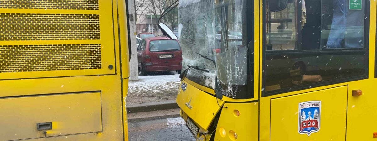 В Минске из-за столкновения автобусов четверо взрослых и пять детей попали в РНПЦ травматологии — Фото