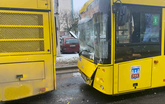 В Минске из-за столкновения автобусов четверо взрослых и пять детей попали в РНПЦ травматологии — Фото