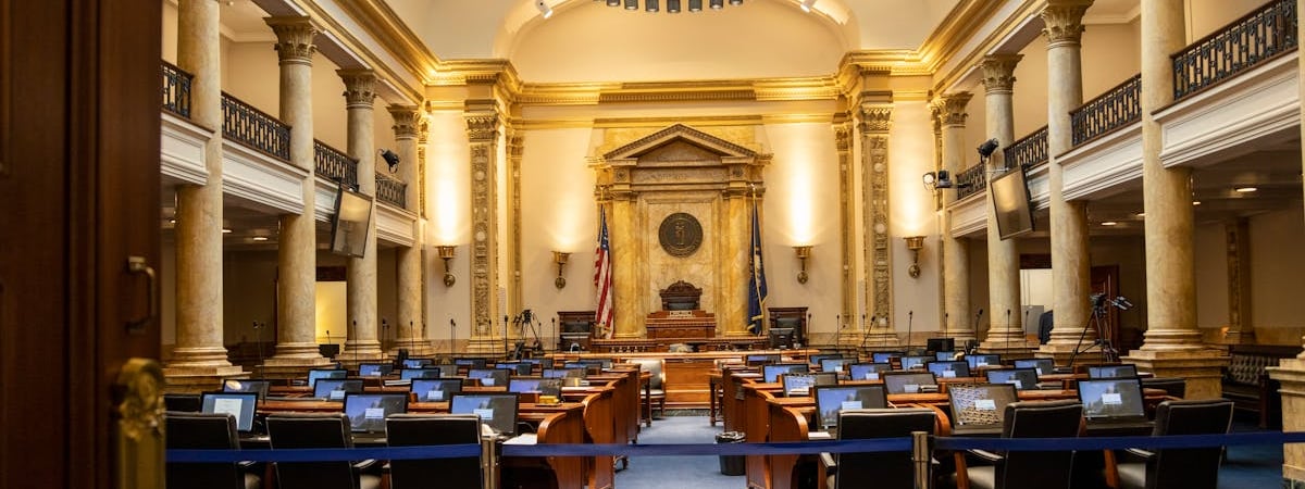 Правительство Франции уходит в отставку