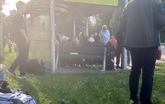 «Кто стоял, кто сидел, кто лежал на траве». Белорусы с билетами из Вильнюса не могли уехать домой: автобусы застряли на границе