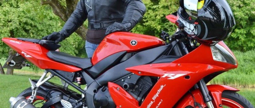 «Его многие боятся!» Многодетная мама рассекает на «суперспорте» Yamaha YZF-R1 по Бресту