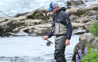 Discovery по-белорусски. Гомельчанин накормил ужа рыбой и снял процесс на видео