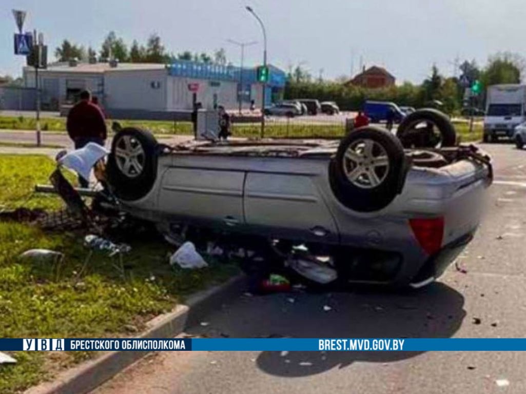 В Дрогичине автомобиль Peugeot оказался на крыше. Вот как это произошло