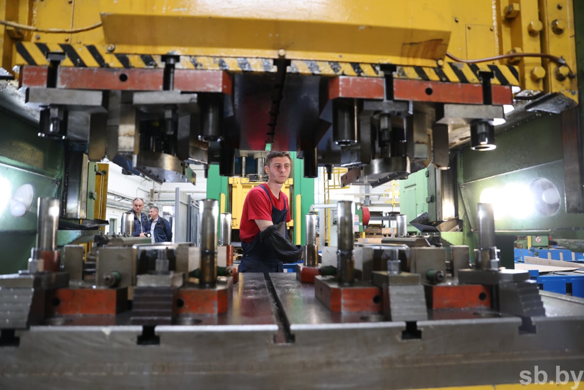 В Бресте премьер-министр Беларуси Роман Головченко ознакомился с производством газовых плит и строительством патриотического центра