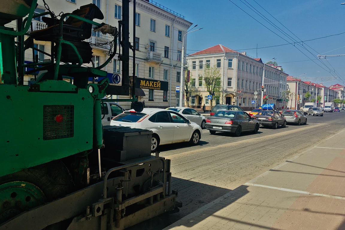 Ремонт улицы Ленина в Витебске не успели завершить к концу апреля. Фото Сергея Серебро